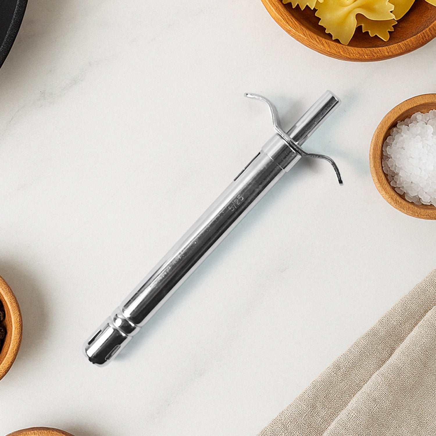 पानी की बोतल और बर्फ ट्रे