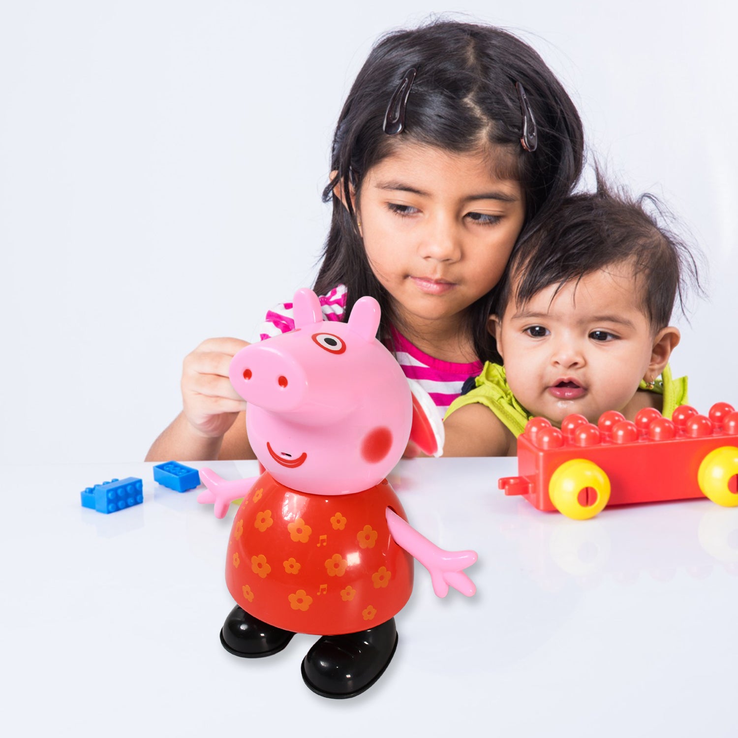 सुअर बच्चों का खेल खिलौना, बच्चों के लिए नाटक खेल खिलौना मजेदार उपहार, चलने योग्य हाथ, पैर सुअर बच्चों के लिए नाटक खेल खिलौना सेट नरम रबर सामग्री के साथ (1 पीसी / बैटरी शामिल नहीं)