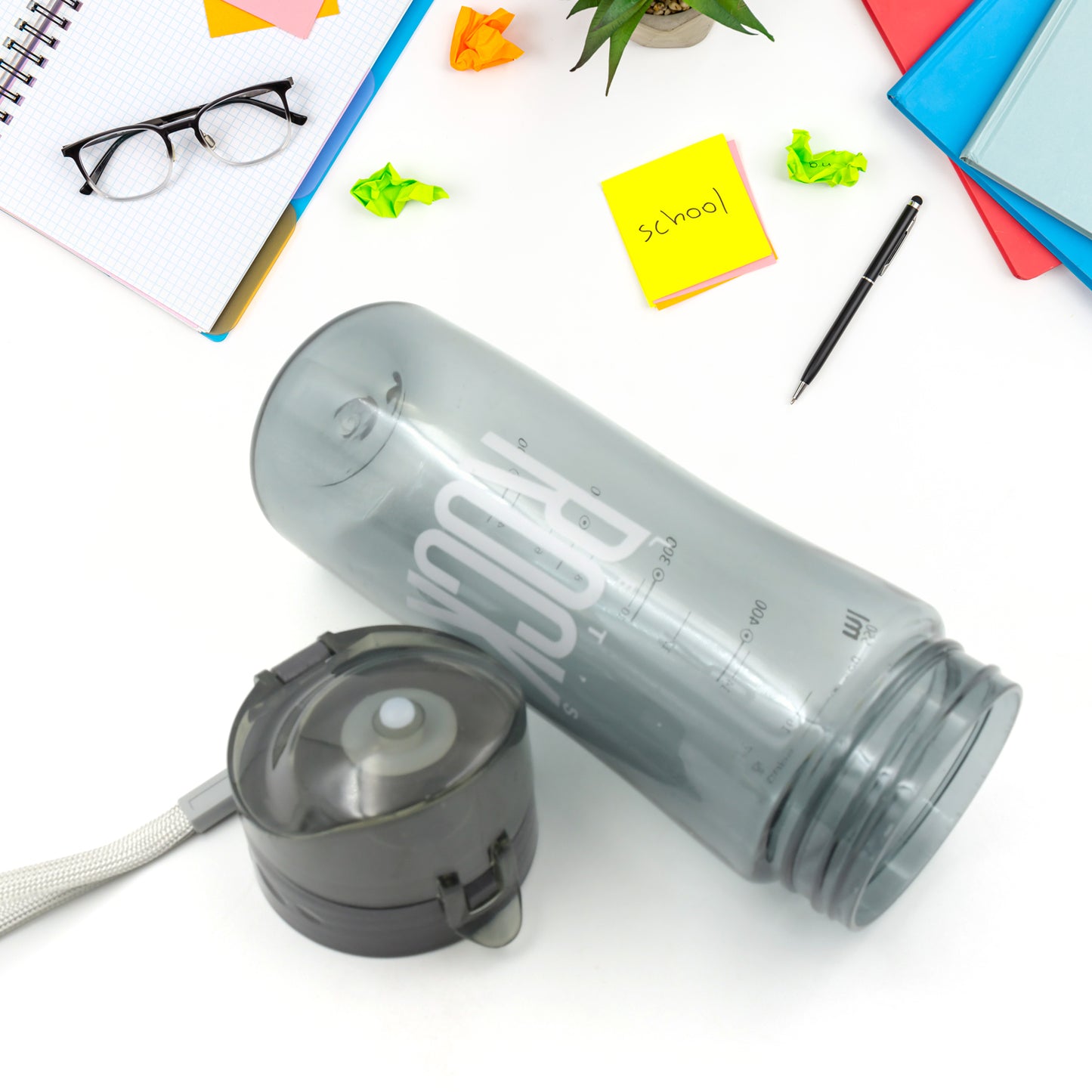 प्लास्टिक की पानी की बोतल आउटडोर खेल की बोतल कैरी केस के साथ, यात्रा के लिए लीक प्रूफ BPA मुक्त ठंडा और गर्म पानी जिम और बच्चों के लिए दैनिक पानी के सेवन के साथ प्लास्टिक की पानी की बोतल, घर, यात्रा, कार्यालय उपयोग (1 पीसी)