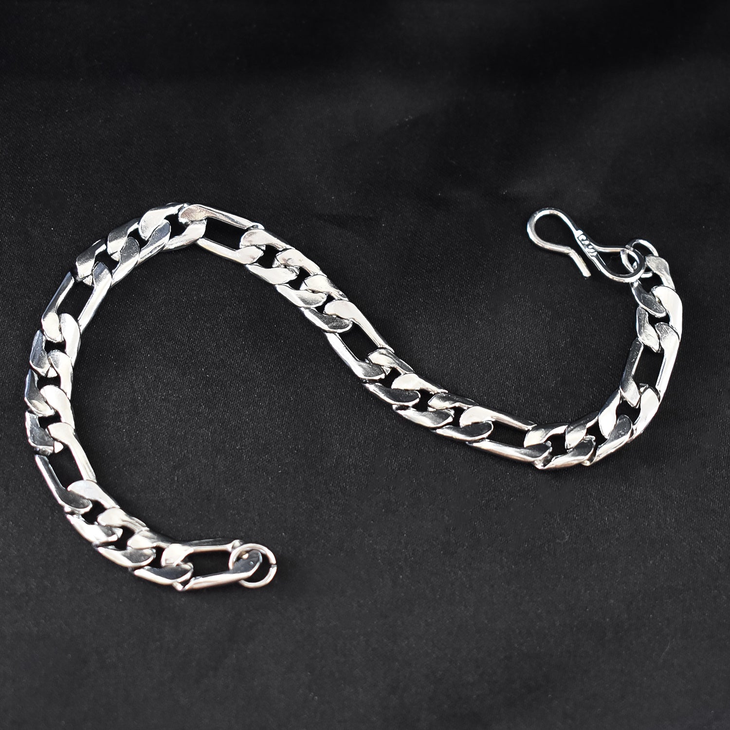 Elegant Silver  Bracelet - A Perfect Blend of Style and Sophistication