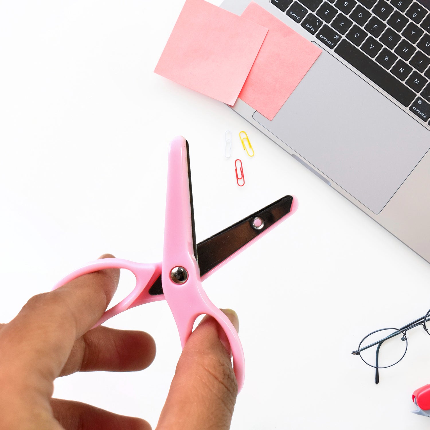 मिनी ऑफिस स्टेशनरी सेट - स्टेपलर, कैंची, पेपर क्लिप, टेप डिस्पेंसर, पारदर्शी टेप और स्टेपल