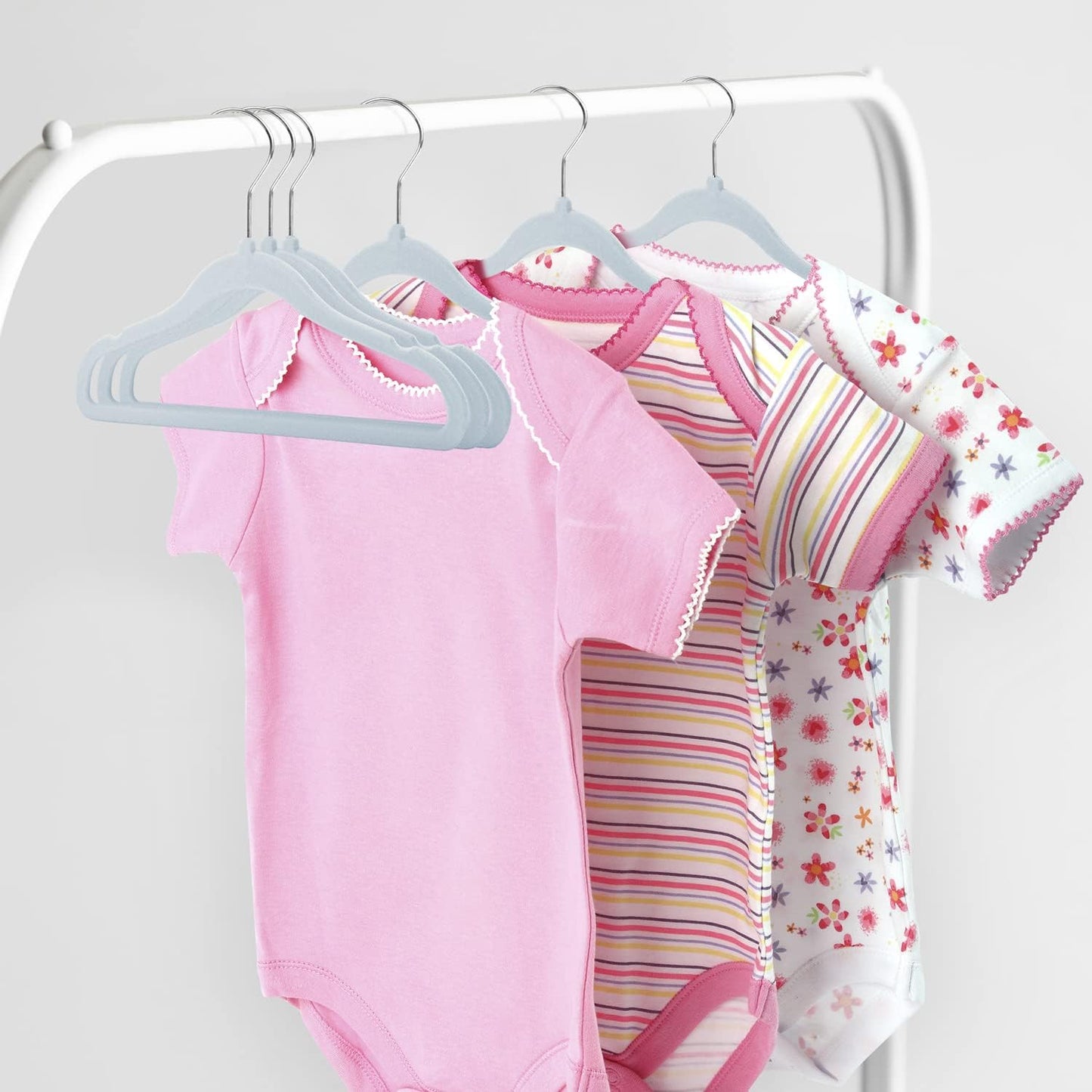 Single piece non-slip hanger