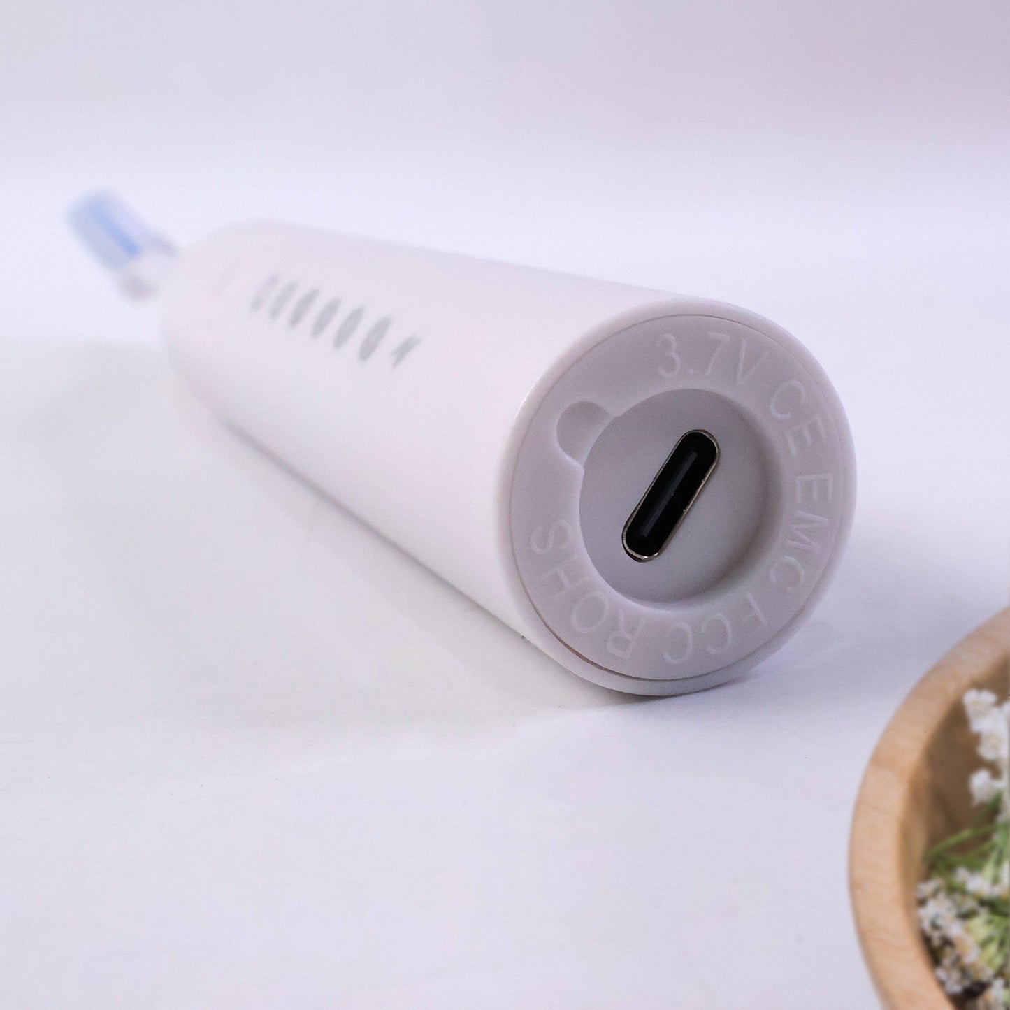 Electric toothbrush ergonomic handle detail