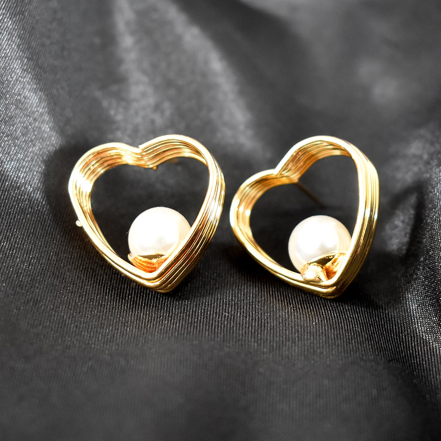 Sparkling drop earrings with intricate design, part of the versatile HV earring collection.