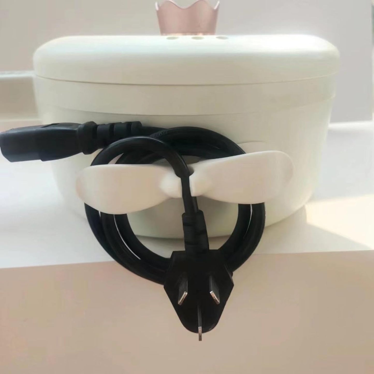 उपकरणों के लिए पावर प्लग होल्डर ऑर्गनाइज़र टाइडी कॉर्ड वाइंडर केबल ऑर्गनाइज़र कॉफी मेकर प्रेशर कुकर आदि के लिए स्वयं चिपकने वाला वायर रैप होल्डर (1 पीस / 8x3 सेमी / छोटा)