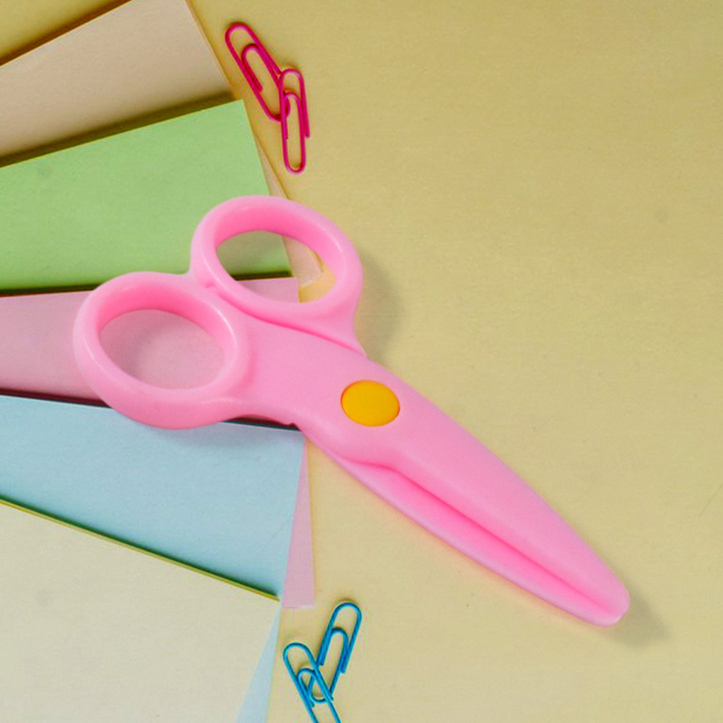 Child-safe scissors with ergonomic handle for toddlers
