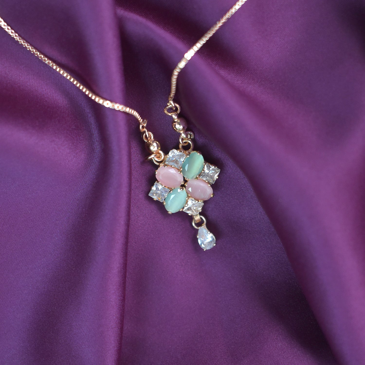 Elegant Golden Pendant Necklace