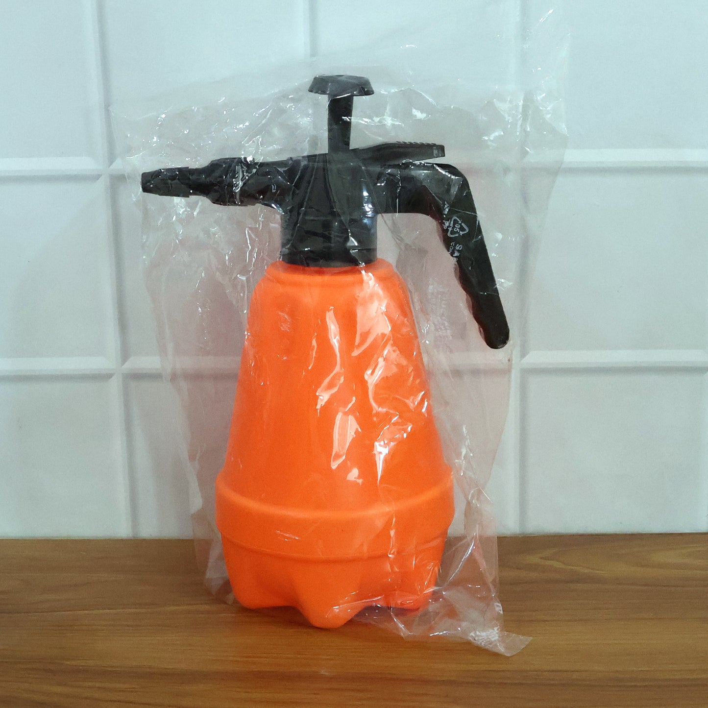 1.5L Heavy-Duty Plastic Pressure Spray Bottle with Adjustable Nozzle