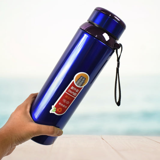 Vacuum insulated stainless steel bottle front view