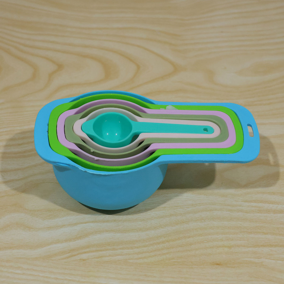 Overview of plastic measuring spoons for kitchen.
