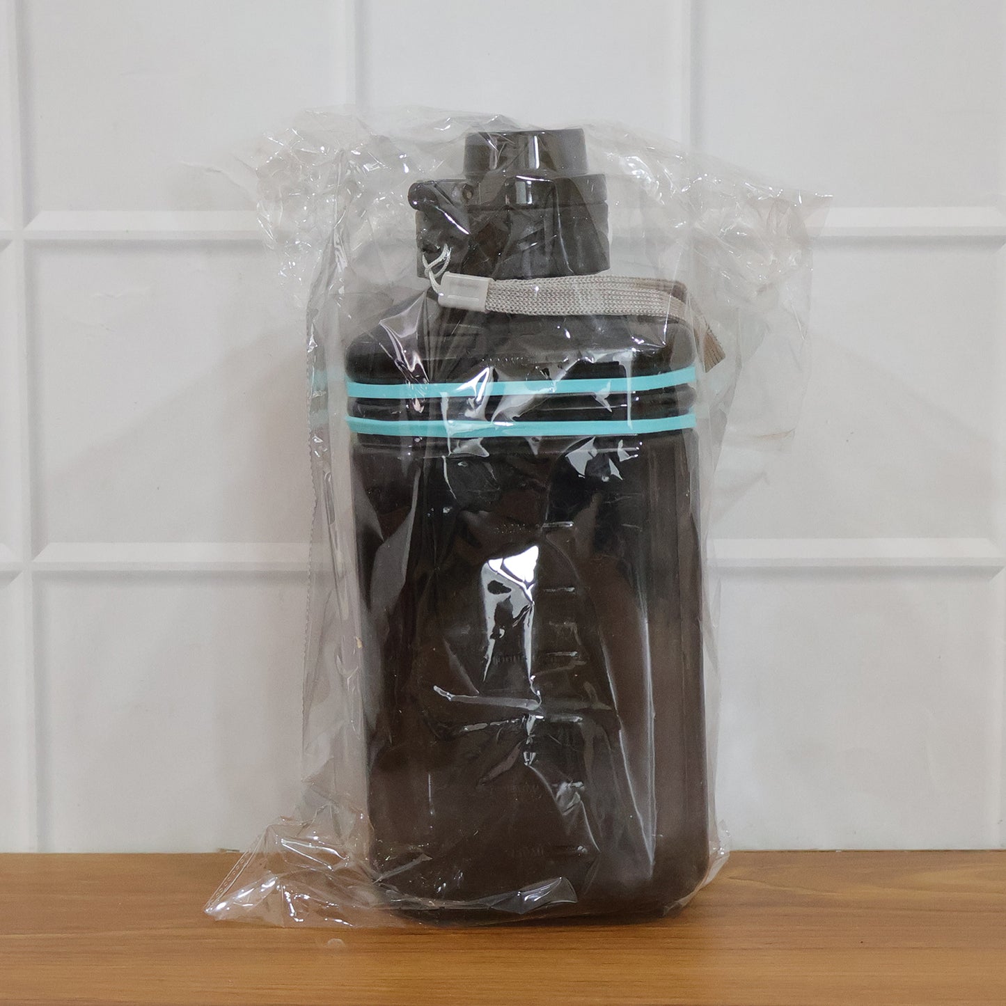gym water bottle with handle for easy carrying