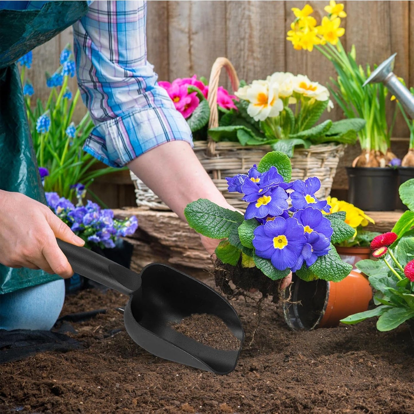 Ergonomic grip gardening tool