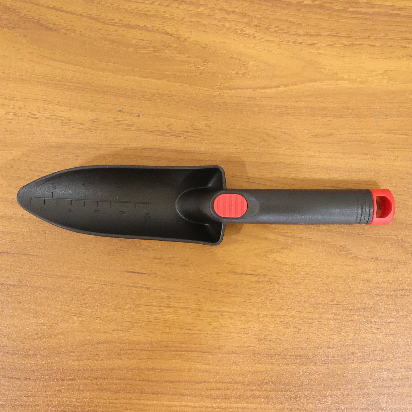 Hand garden trowel for soil preparation