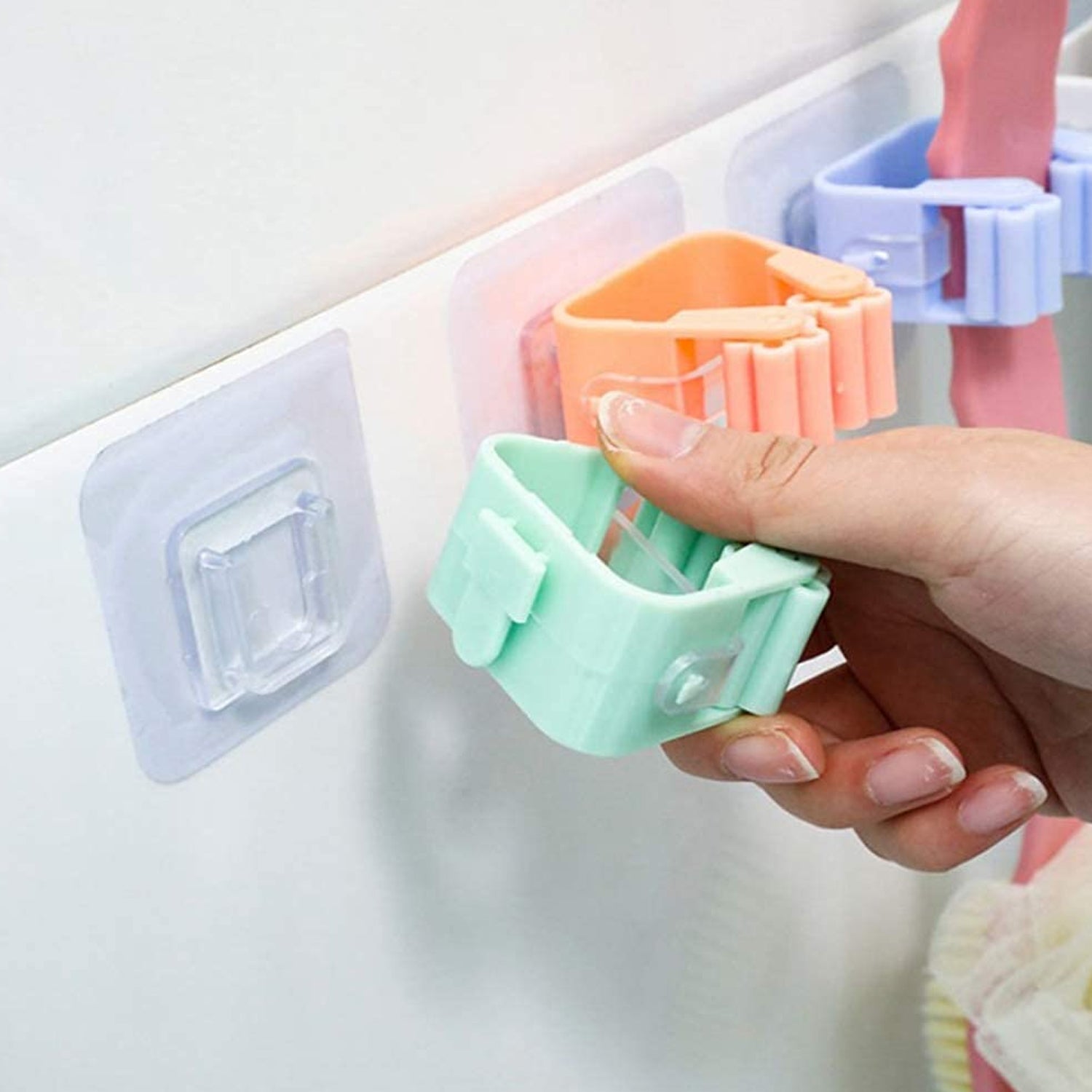 7458 બ્રૂમ હોલ્ડર વોલ માઉન્ટેડ, મોપ અને બ્રૂમ હોલ્ડર બ્રૂમ ઓર્ગેનાઈઝર ગ્રિપ ક્લિપ્સ, કોઈ ડ્રિલિંગ, વોલ માઉન્ટેડ સ્ટોરેજ રેક સ્ટોરેજ અને કિચન, બાથરૂમ, ગાર્ડન (1 પીસી)