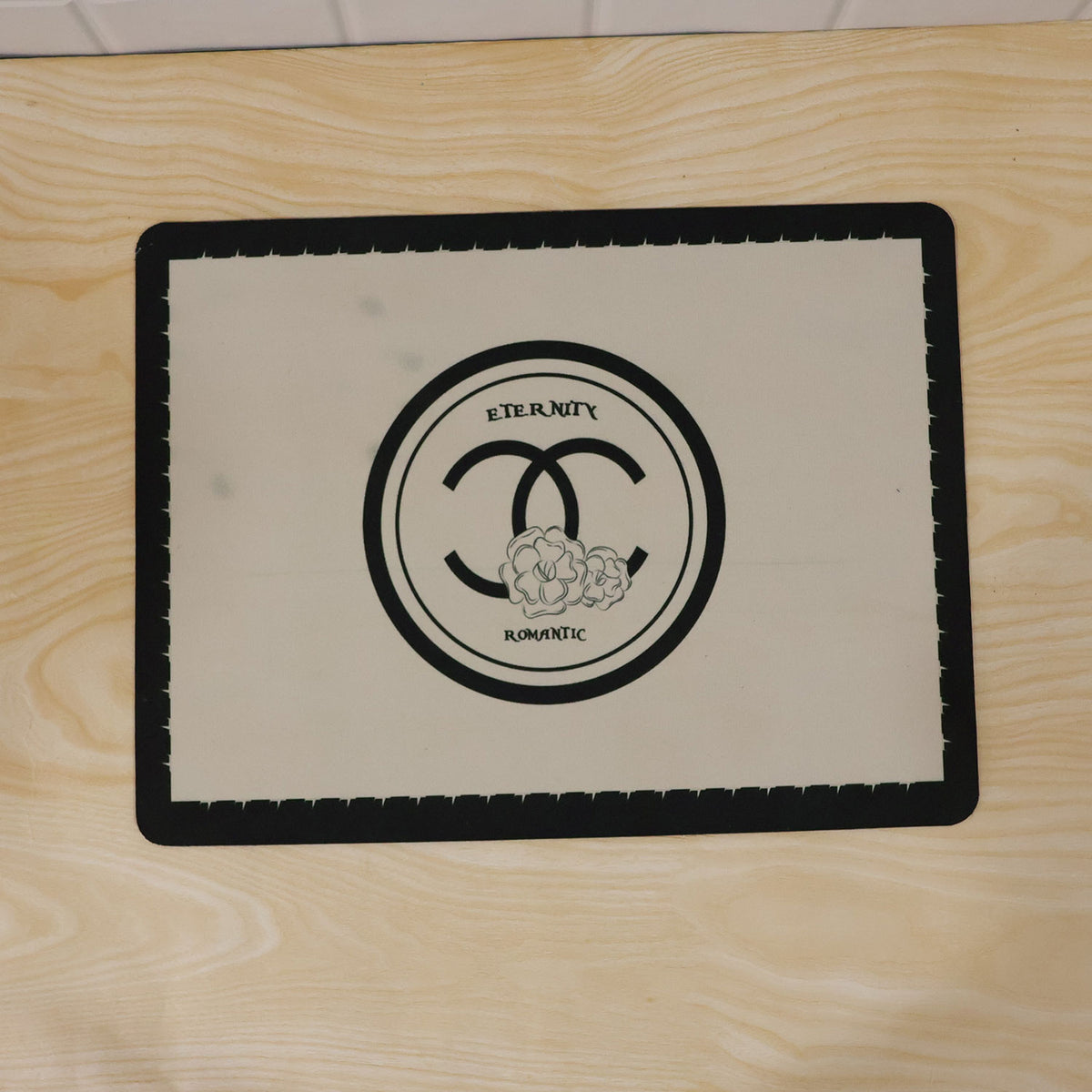 Black and Cream Bath Mat, Soft Textured Absorbent Floor Rug (1 Pc, 40x30 Cm)