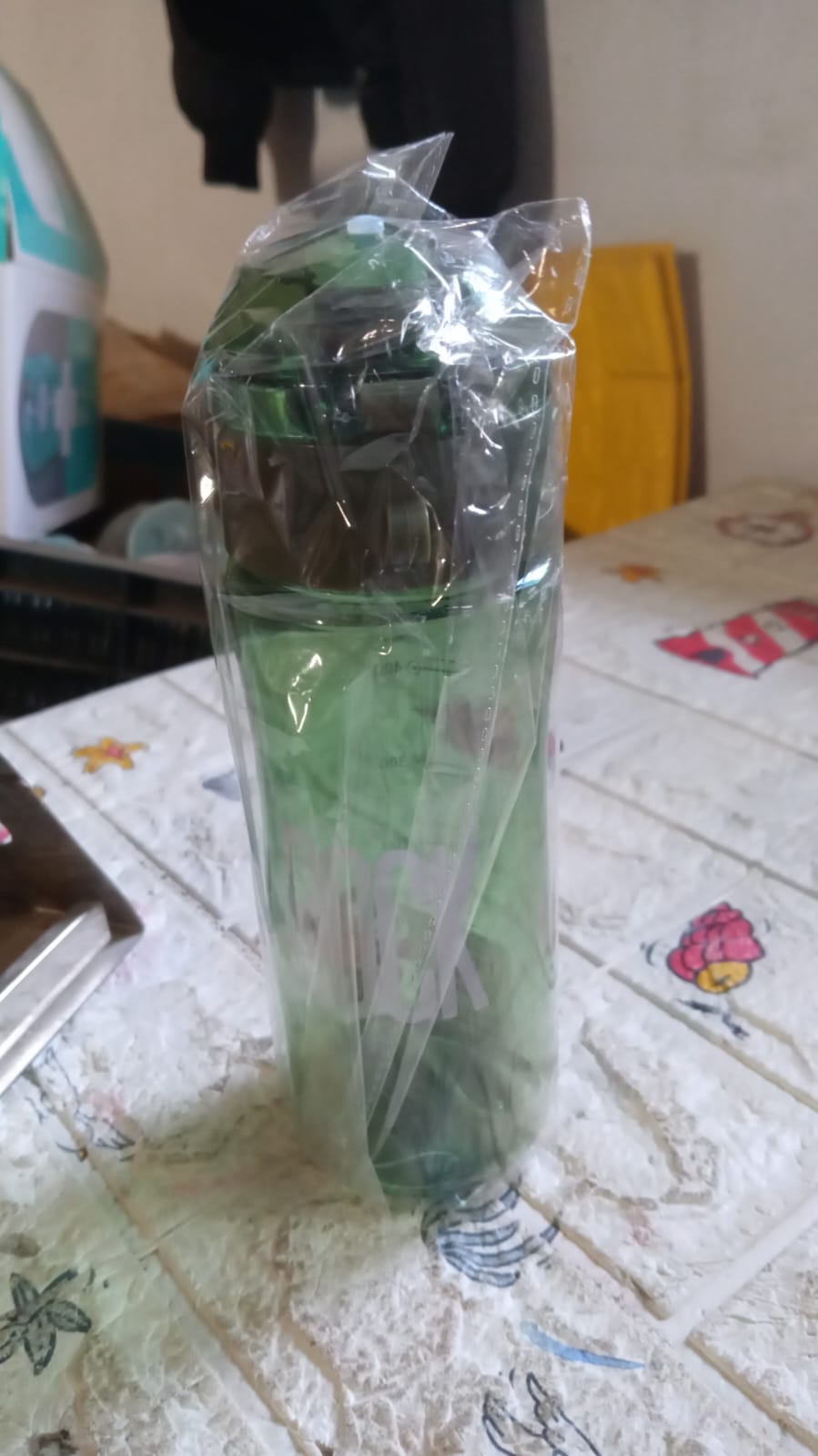 प्लास्टिक की पानी की बोतल आउटडोर खेल की बोतल कैरी केस के साथ, यात्रा के लिए लीक प्रूफ BPA मुक्त ठंडा और गर्म पानी जिम और बच्चों के लिए दैनिक पानी के सेवन के साथ प्लास्टिक की पानी की बोतल, घर, यात्रा, कार्यालय उपयोग (1 पीसी)