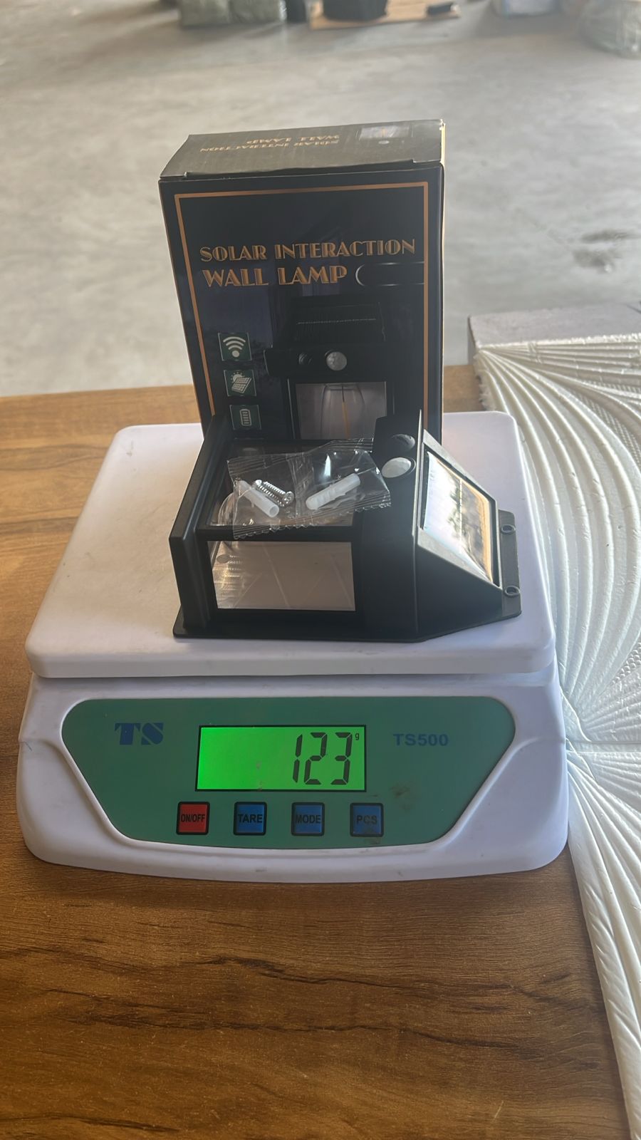 Solar Wall Lamp – Wireless Outdoor Light with Motion Sensor & 3 Modes