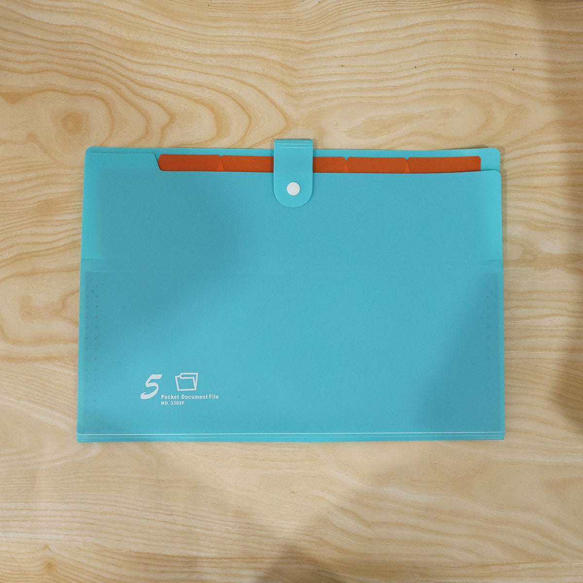 Lightweight and slim A4 expanding file folder for easy carrying