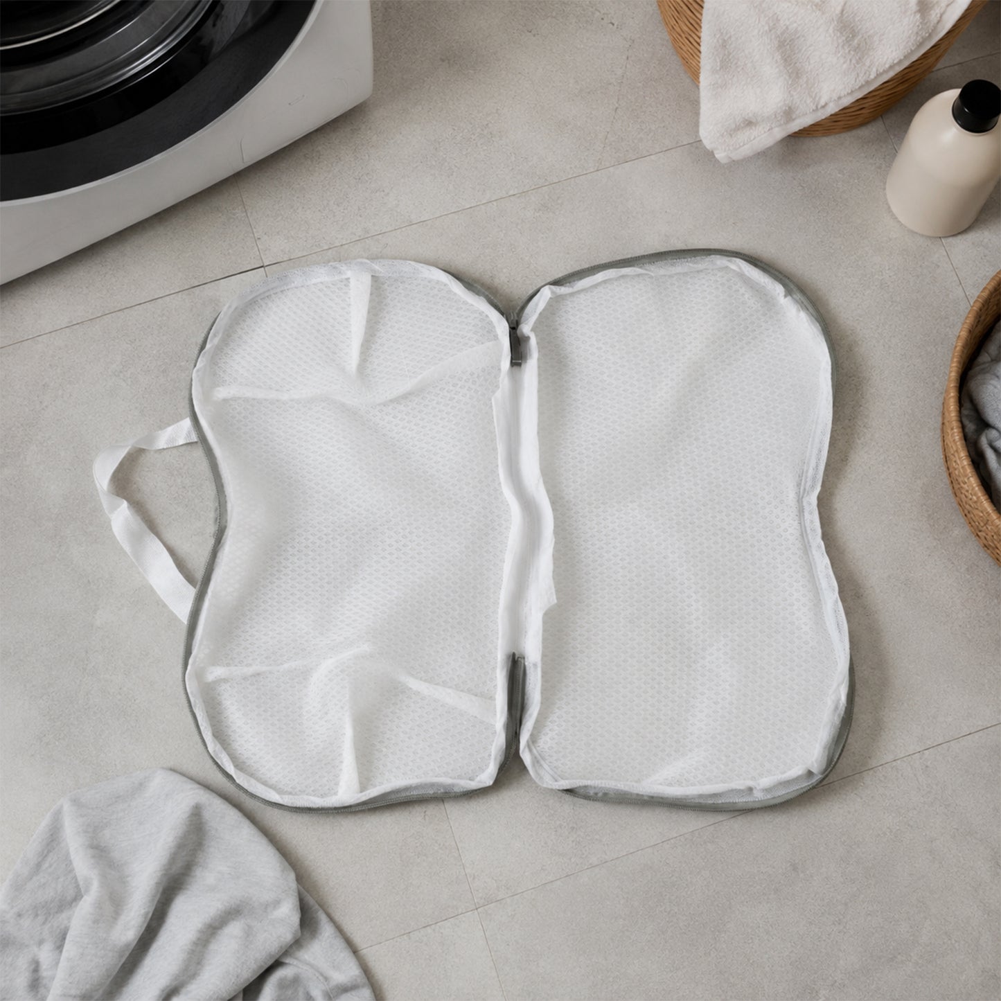 Zipper mesh laundry wash bag feature view
