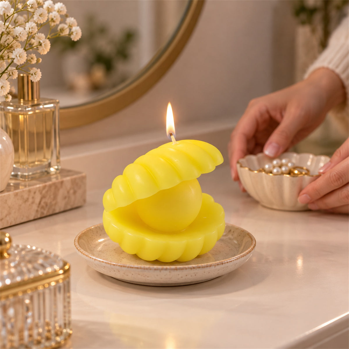 Shell shape scented wax candle with pearl-style centre 07