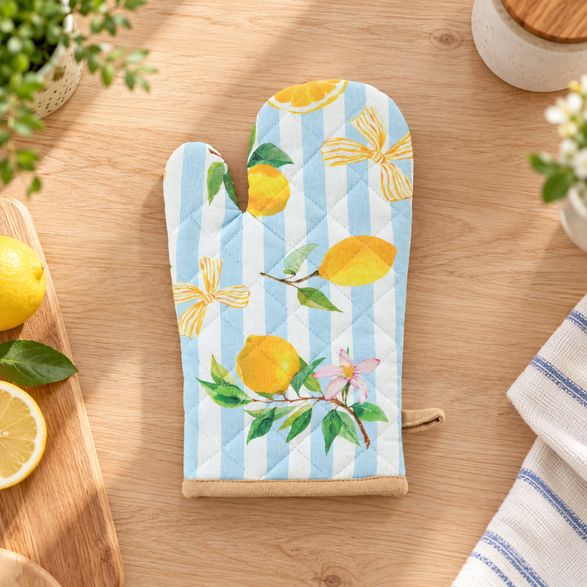 Lemon print quilted oven hand glove - lemon pattern detail
