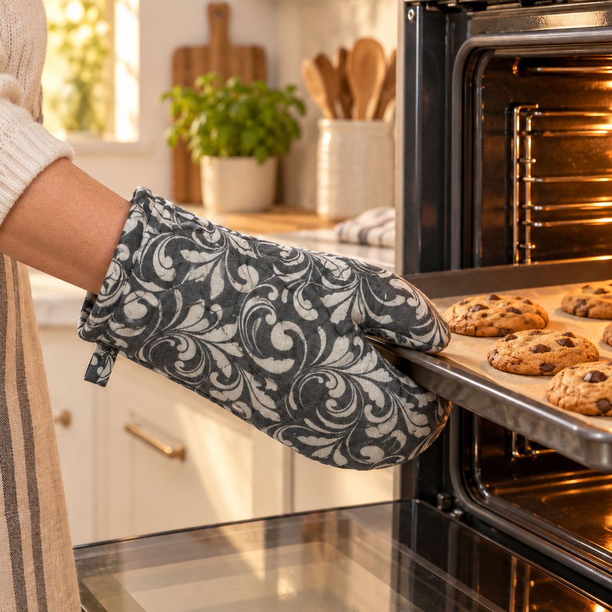 Floral quilted oven hand glove - main display