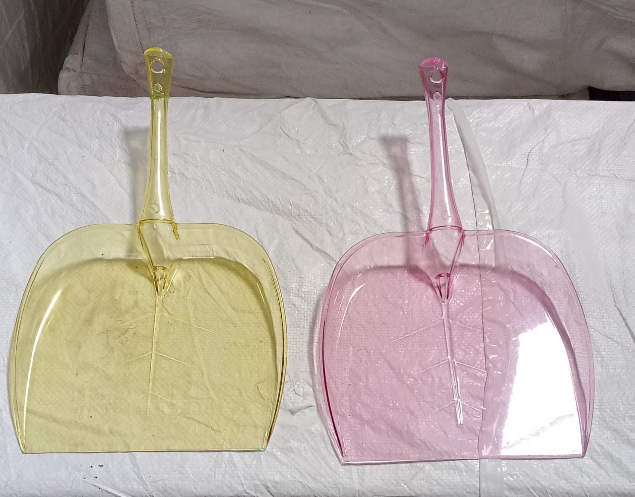 Space-saving unbreakable plastic dustpan