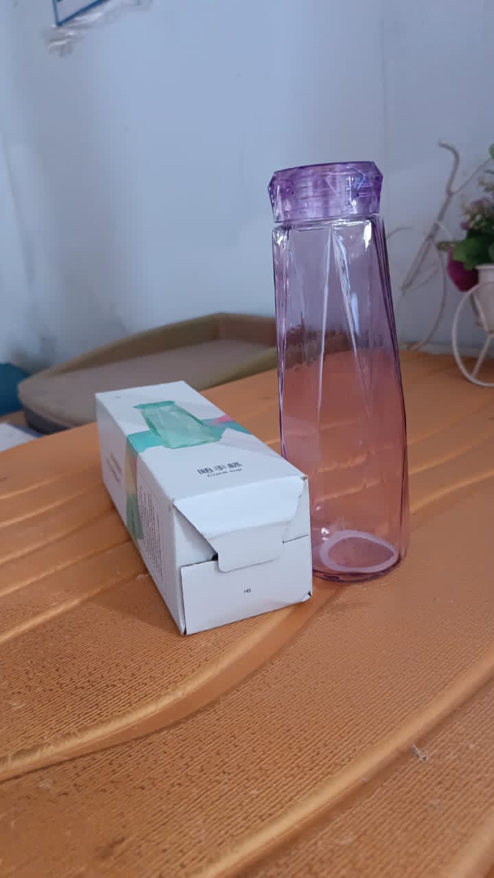 5213 ગ્લાસ ફ્રિજ પાણીની બોટલ પ્લાસ્ટિક કેપ ઘર અને રસોડાના ઉપયોગ માટે બે પાણીના ગ્લાસ સાથે