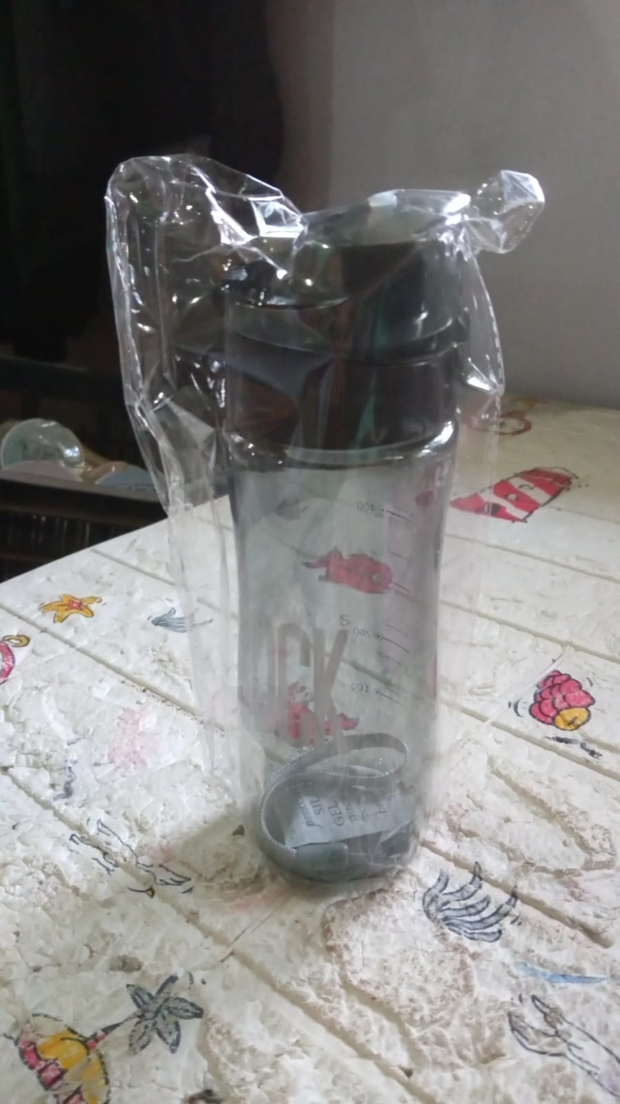 प्लास्टिक की पानी की बोतल आउटडोर खेल की बोतल कैरी केस के साथ, यात्रा के लिए लीक प्रूफ BPA मुक्त ठंडा और गर्म पानी जिम और बच्चों के लिए दैनिक पानी के सेवन के साथ प्लास्टिक की पानी की बोतल, घर, यात्रा, कार्यालय उपयोग (1 पीसी)