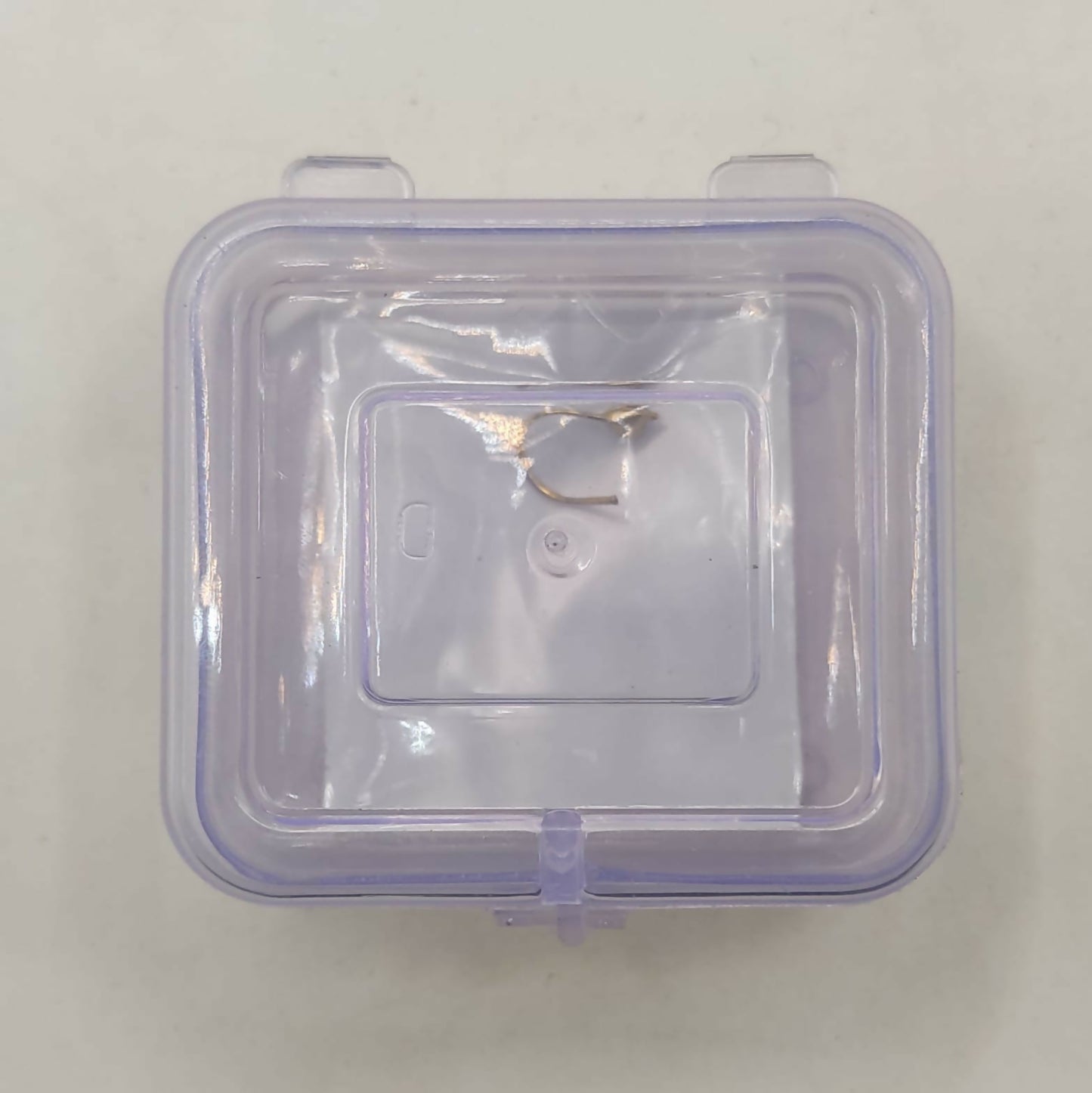 Elegant gold plated solitaire crystal nosepin with curved wire backing for comfort