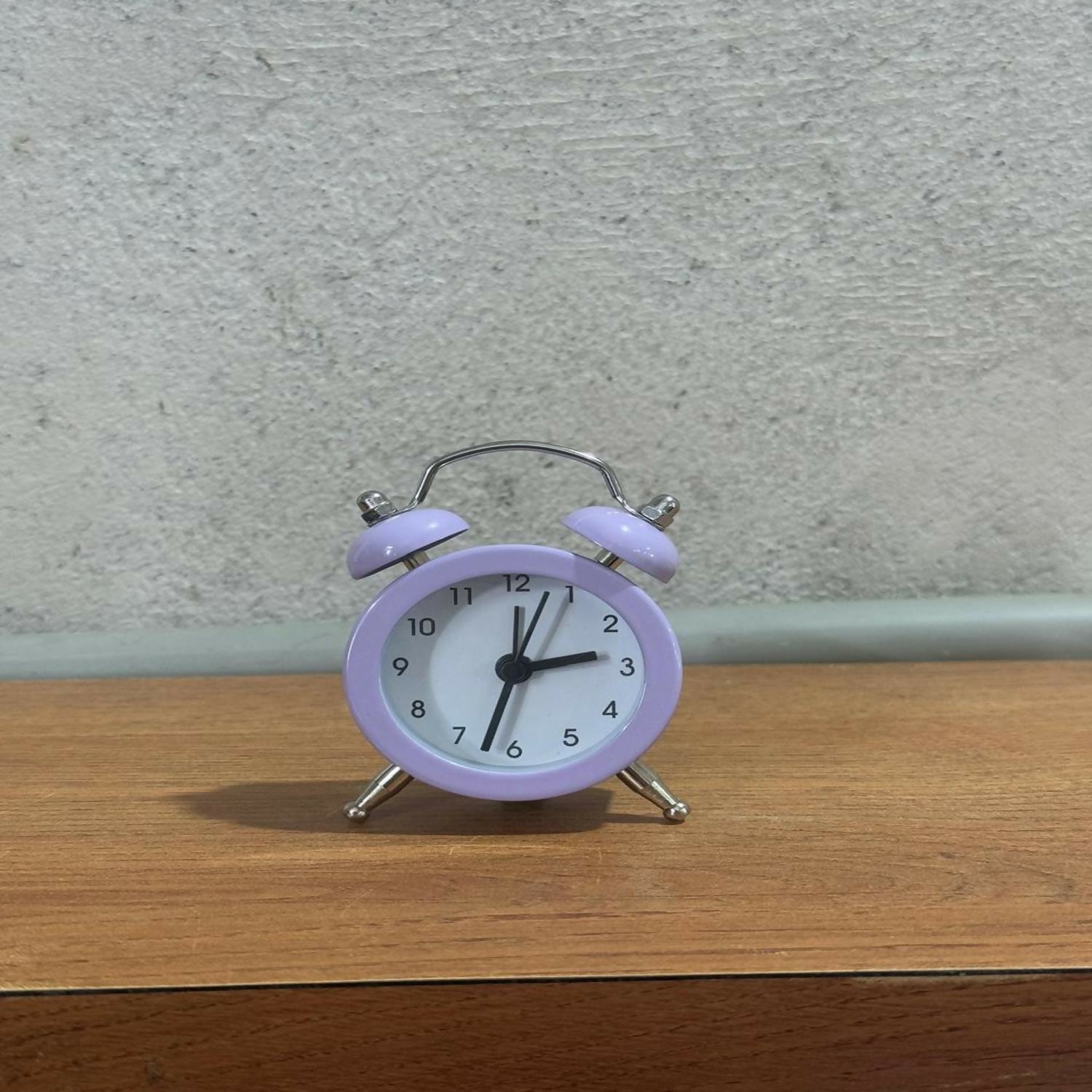 Mini Twin Bell Alarm Clock – Compact Retro Style Purple Metal Table Clock with Loud Alarm, Battery Operated Analog Bedside Desk Clock for Kids, Students & Home Décor