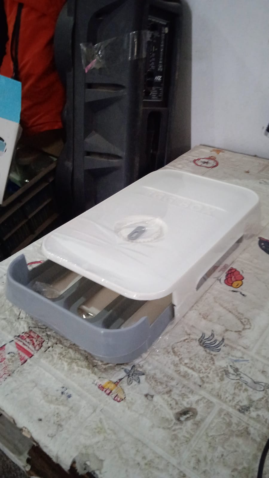 अंडा भंडारण बॉक्स प्लास्टिक अंडा दराज फ्रिज अंडा आयोजक अंडा कीपर रेफ्रिजरेटर अंडा दराज प्लास्टिक अंडा दफ़्ती कवर अंडा धारक पेंट्री अंडा बिन घरेलू अंडा ट्रे (1 पीसी)