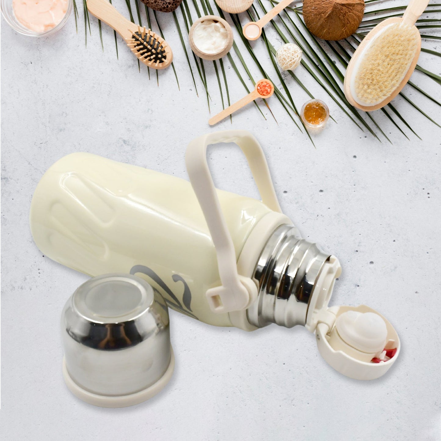 स्टेनलेस स्टील वैक्यूम इंसुलेटेड पानी की बोतल | चाय कॉफी के लिए लीक प्रूफ फ्लास्क | हैंगिंग स्ट्रैप के साथ पुन: प्रयोज्य पानी की बोतल | गर्म और ठंडे पेय के लिए बोतल चौड़े मुंह वाला पानी का फ्लास्क (900 एमएल)