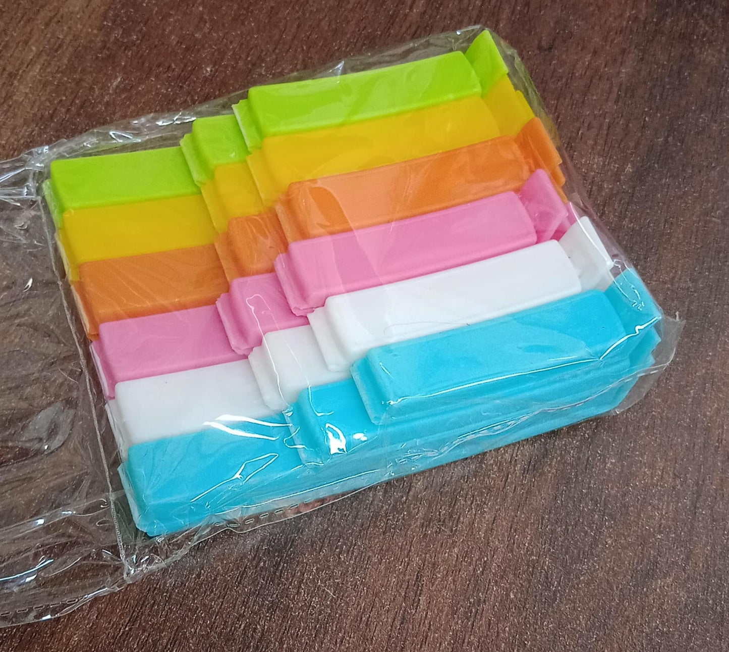 भोजन, स्नैक पाउच बैग क्लिप सीलर घर के रसोई घर के लिए भोजन को ताजा रखने के लिए | प्लास्टिक कैम्पिंग स्नैक एयर टाइट सील बैग क्लिप | पैकेट वैक्यूम सीलर क्लिप | (18 पीस सेट)