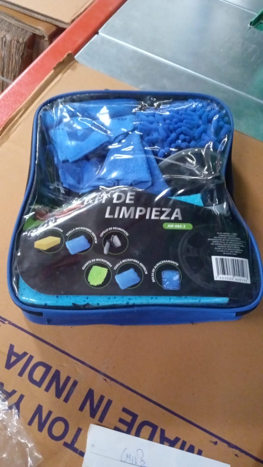 कार / बाइक सफाई कॉम्बो माइक्रोफाइबर कार वॉश स्पंज और दस्ताने, ऑटोमोबाइल सफाई स्पंज, 2 वॉश तौलिया, 1 ब्रश, 1 स्पंज, 1 दस्ताने, कार वॉश सफाई उपकरण किट (5 पीस सेट)