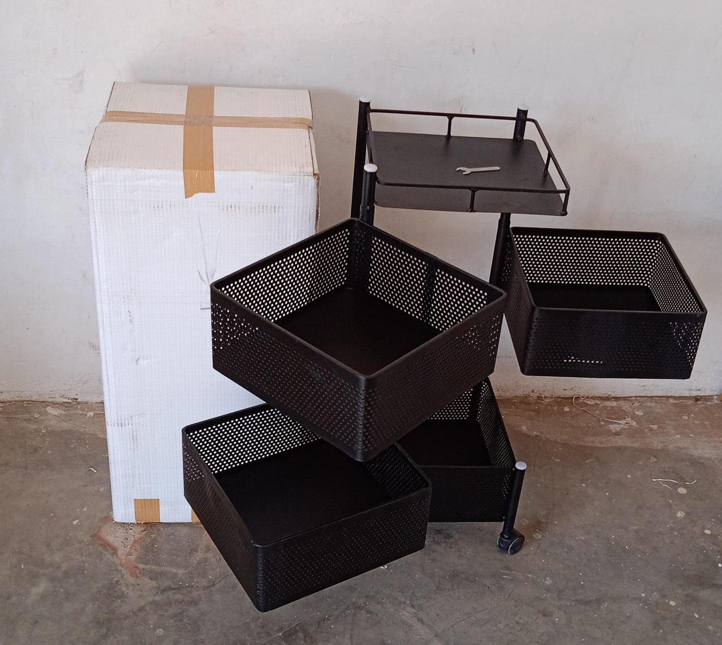 धातु उच्च गुणवत्ता रसोई ट्रॉली रसोई आयोजक आइटम और रसोई सहायक उपकरण रसोई रैक के लिए आइटम फलों और सब्जी प्याज भंडारण के लिए स्क्वायर डिजाइन पहियों के साथ रसोई ट्रॉली (4 परत)