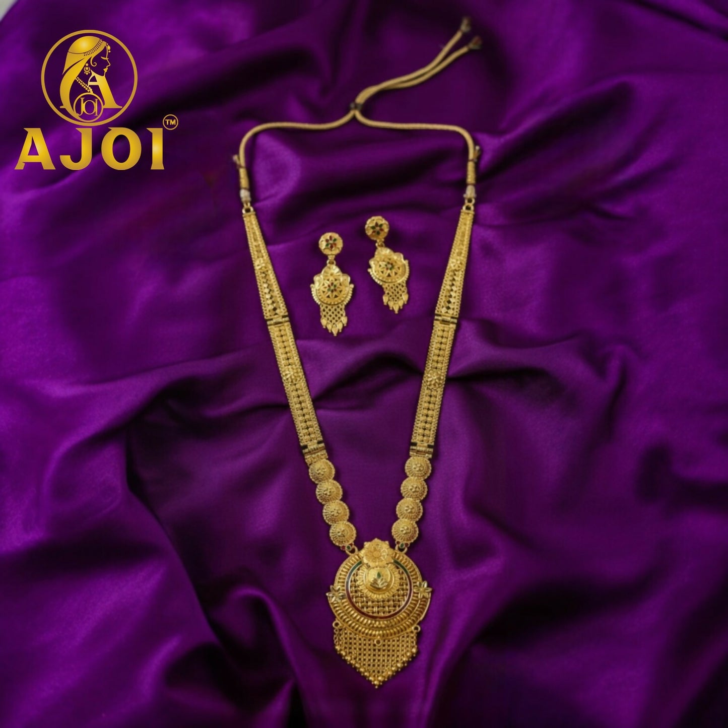 Detailed craftsmanship of the Emerald Radiance long necklace set