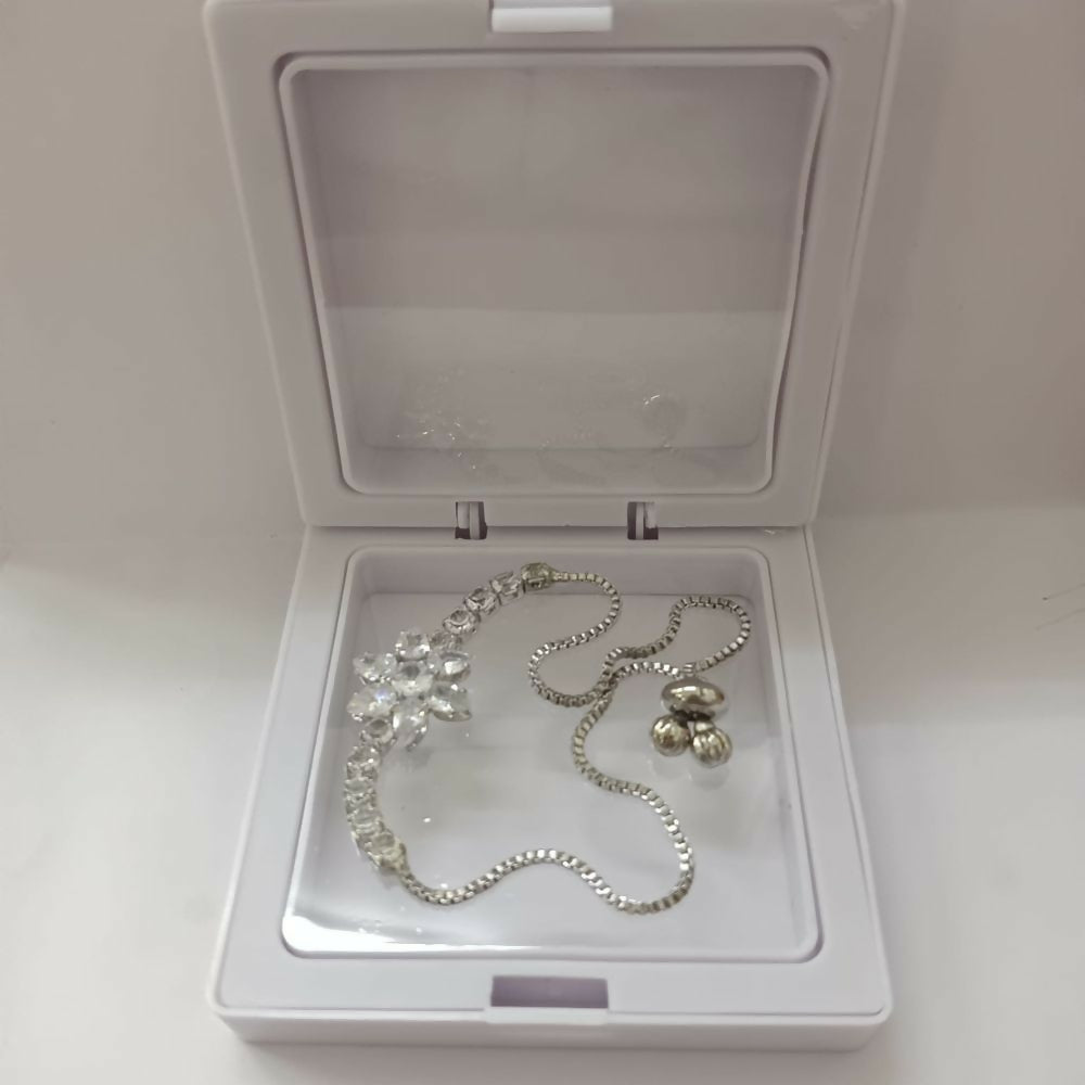 Sparkling AD Bracelet With Floral Motif