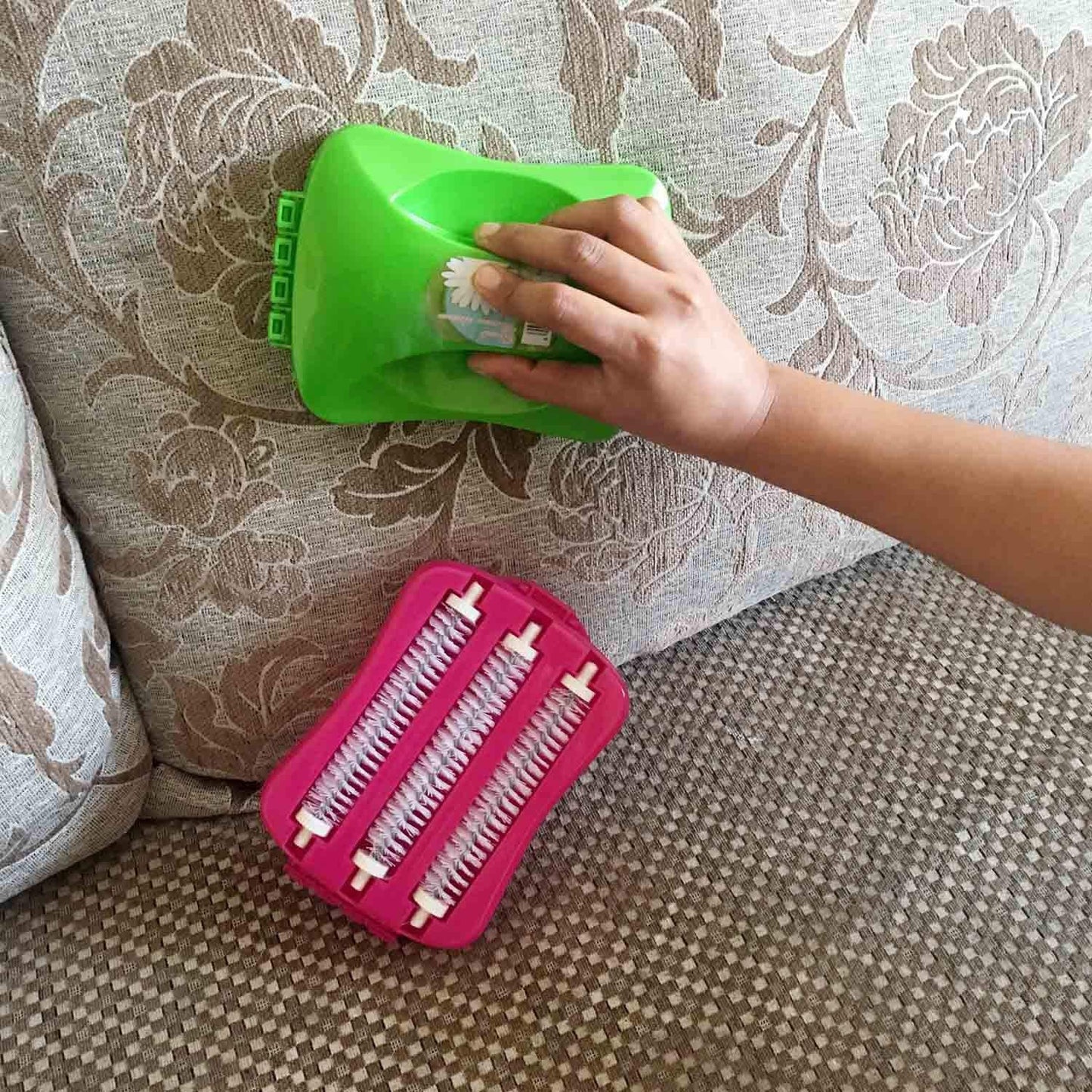 प्लास्टिक हैंडहेल्ड कालीन रोलर ब्रश धूल टुकड़ा कलेक्टर, गीला, और सूखी ब्रश के साथ सफाई