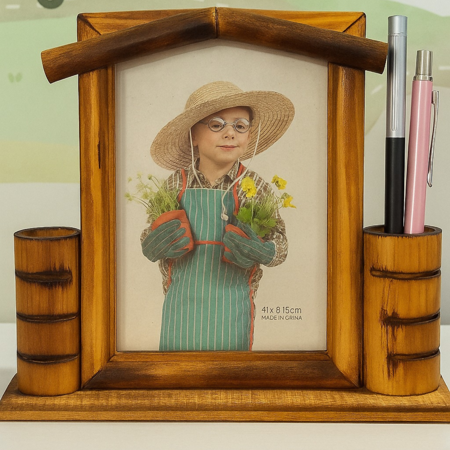 Wooden Hut Shaped Photo Frame with Dual Pen Holder – 4x6 Inch Rustic Tabletop Frame for Desk, Office & Home Decor | Handcrafted Natural Wood Finish | Perfect Gift for Family, Friends & Kids