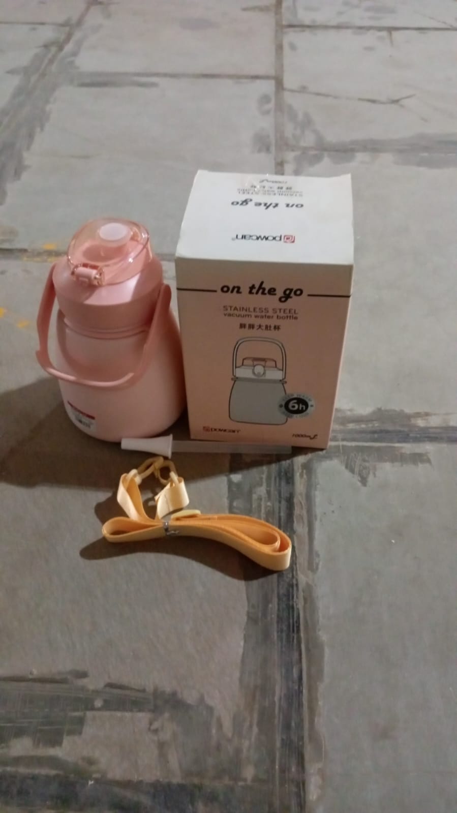 स्टेनलेस स्टील मग / बोतल वैक्यूम इंसुलेटेड कप हैंडल और स्ट्रैप के साथ (1000 एमएल)