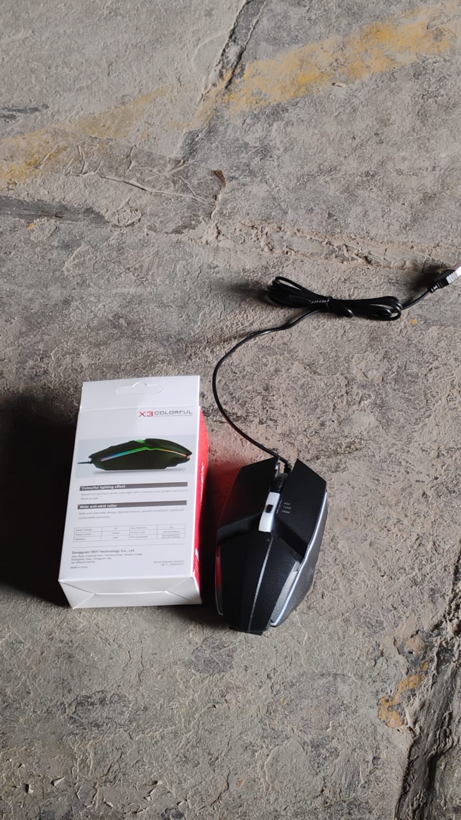 USB wired gaming mouse showing luminous effects