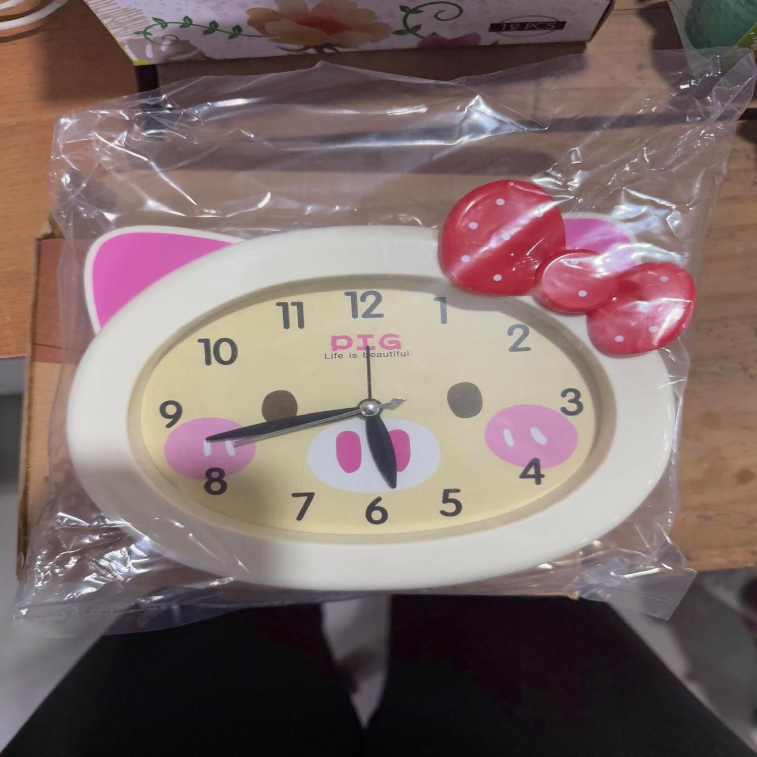 Cute Cartoon Piggy Design Table Clock for Kids – Off white Color with Red Bow | Silent Quartz Analog Desk Clock for Bedroom, Study Table, Living Room & Gift