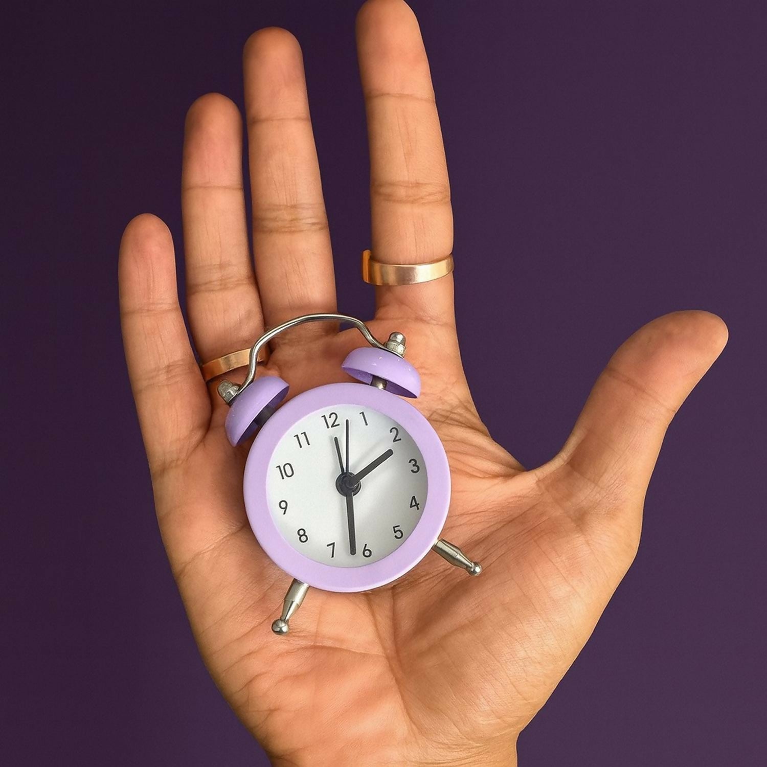 Mini Twin Bell Alarm Clock – Compact Retro Style Purple Metal Table Clock with Loud Alarm, Battery Operated Analog Bedside Desk Clock for Kids, Students & Home Décor