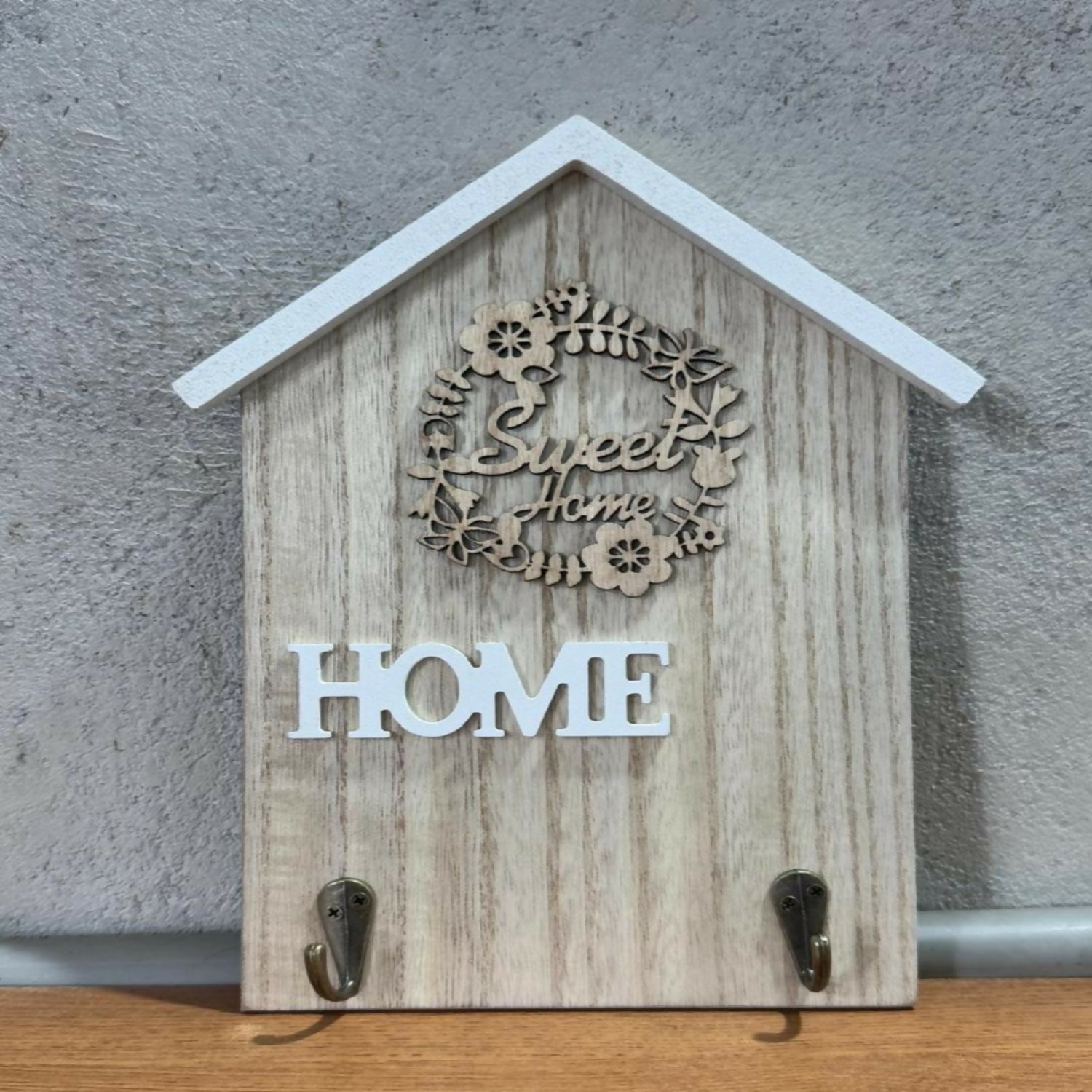 Rustic Wooden Wall Key Holder with “Sweet Home” Floral Engraving – Decorative House-Shaped Key Organizer with 2 Metal Hooks for Entryway, Living Room & Home Décor