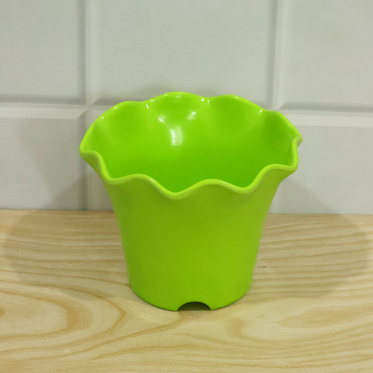 Decorative Plastic Flower Pot Planter with Wavy Rim for Home Garden (1 Pc)