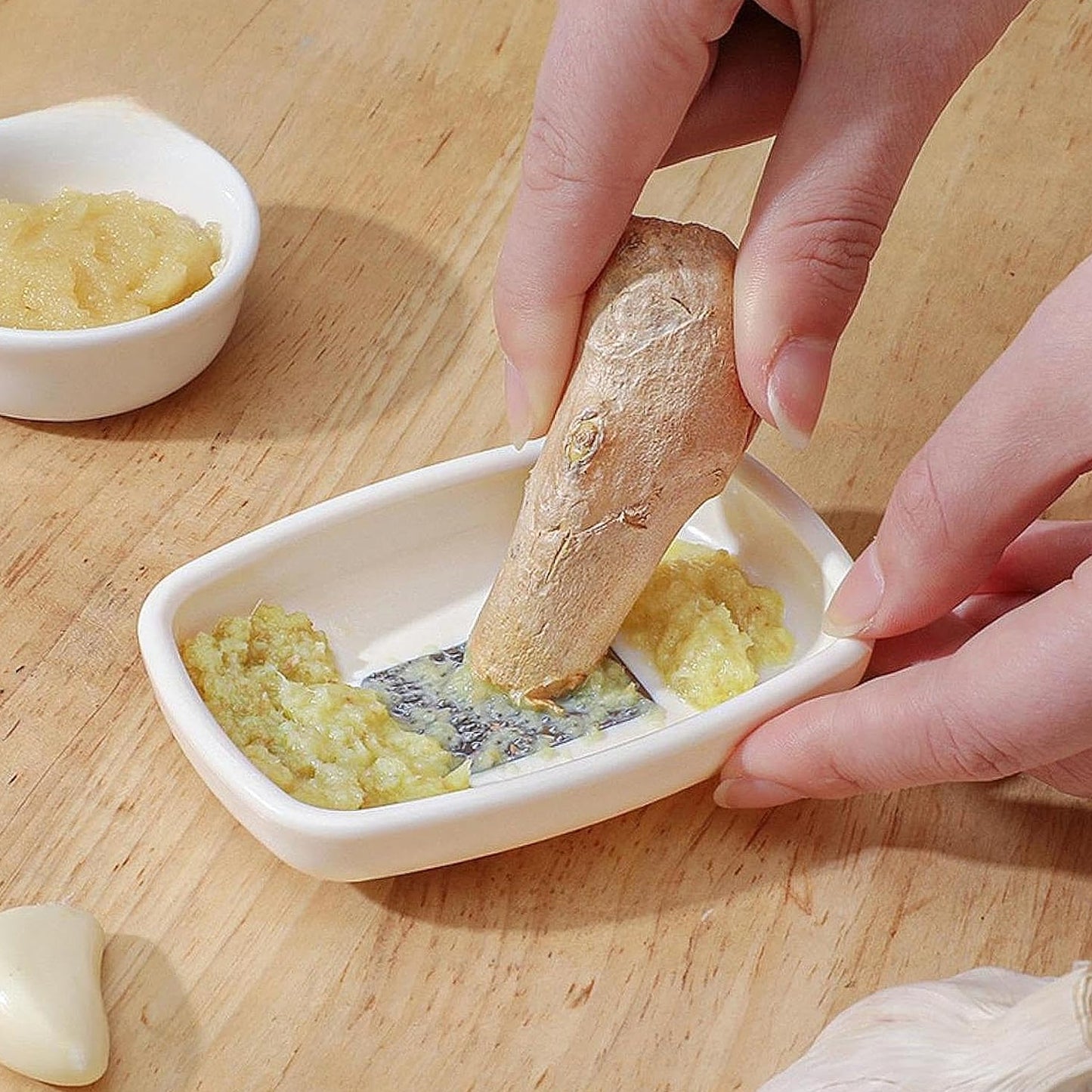 Garlic ginger grater plate showing its size and design details