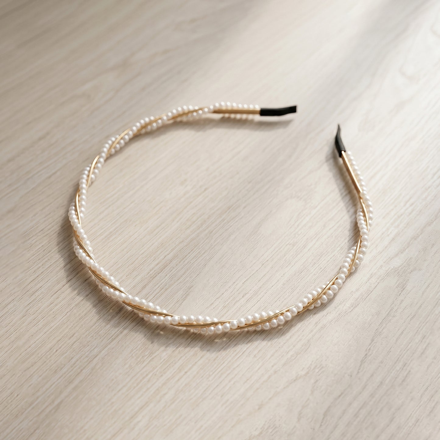 Elegant Pearl Design Hairband - Lightweight & Stylish (1 Pc)