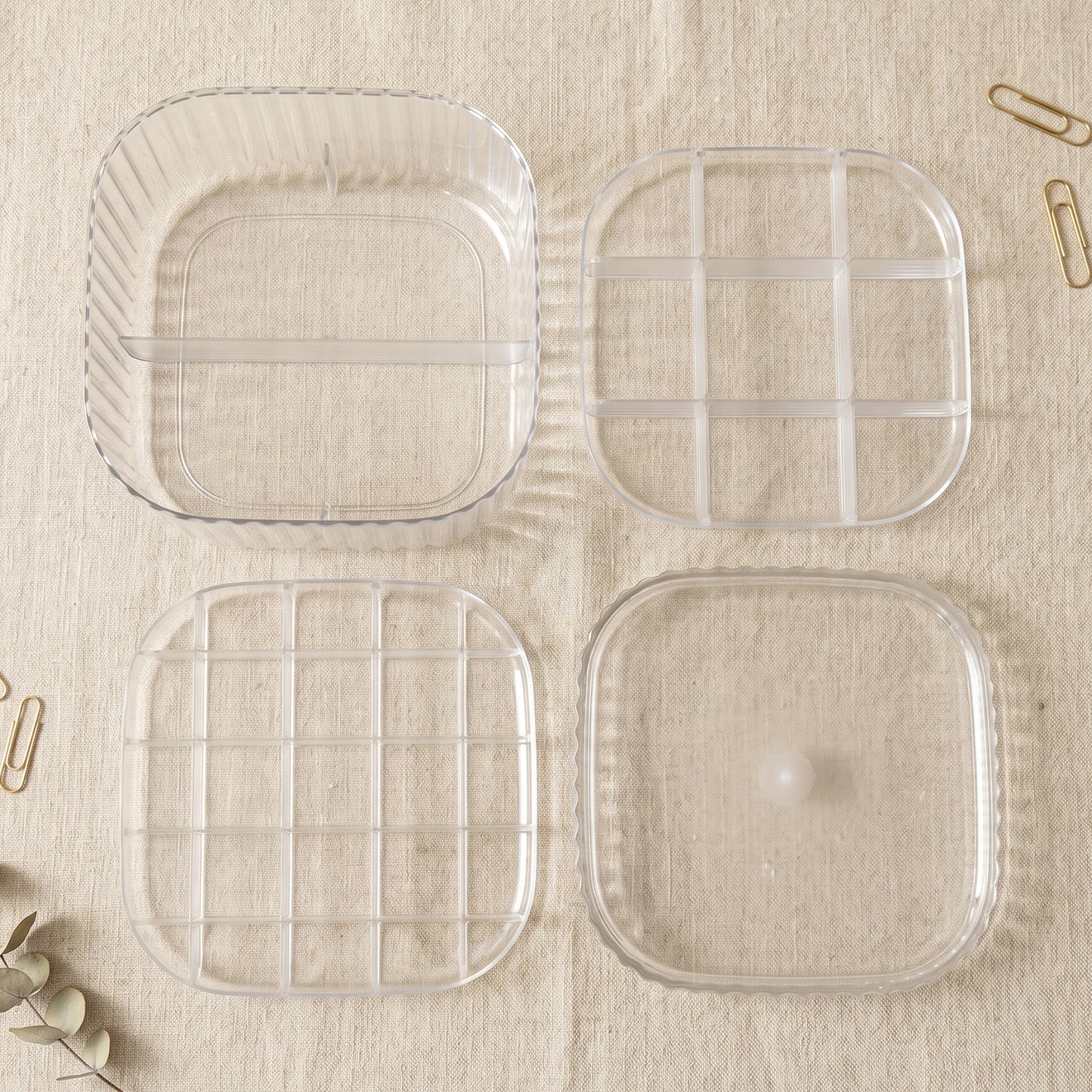 Space-saving stackable jewellery box with secure lid