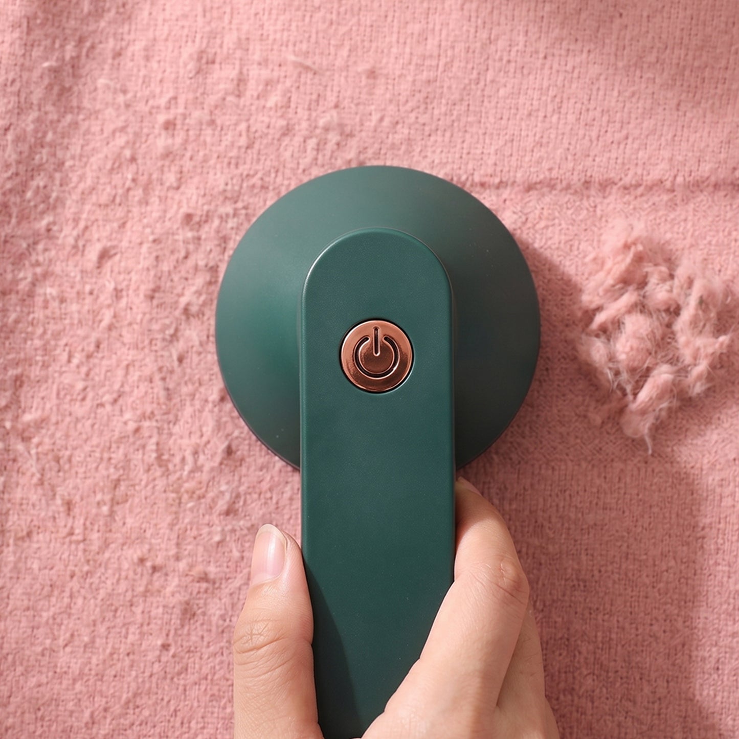 Bed sheet and blanket USB lint remover with blades